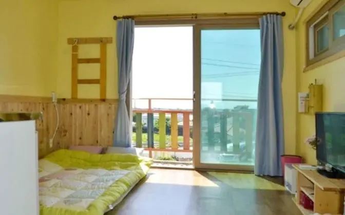 Oda (Yellow Room)