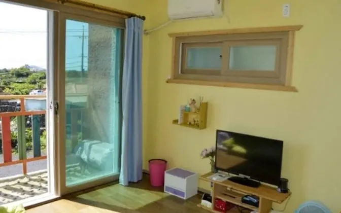Oda (Yellow Room)