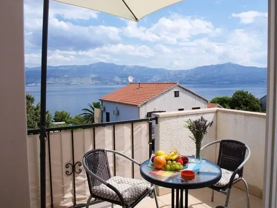 Apart Daire (Jela - 50 m from pebble beach - A2(4))