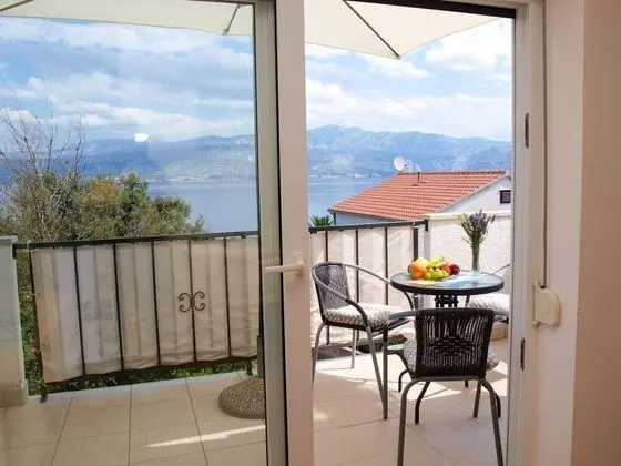 Apart Daire (Jela - 50 m from pebble beach - A2(4))