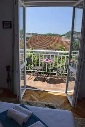 İki Ayrı Yataklı Oda (Balcony & Shared Kitchen)