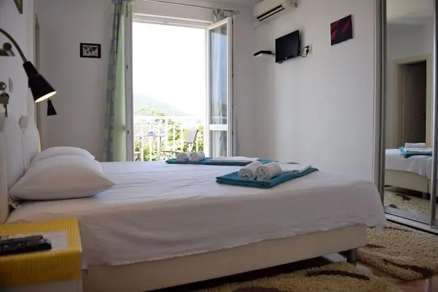 İki Ayrı Yataklı Oda (Balcony & Shared Kitchen)