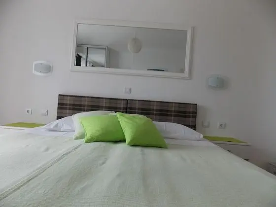 İki Ayrı Yataklı Oda (Balcony & Shared Kitchen)