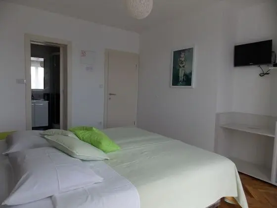 İki Ayrı Yataklı Oda (Balcony & Shared Kitchen)