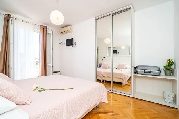 İki Ayrı Yataklı Oda (Balcony & Shared Kitchen)