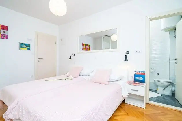 İki Ayrı Yataklı Oda (Balcony & Shared Kitchen)