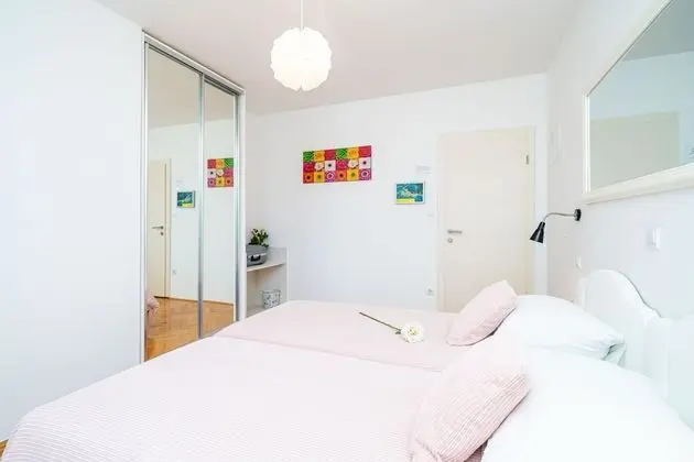İki Ayrı Yataklı Oda (Balcony & Shared Kitchen)