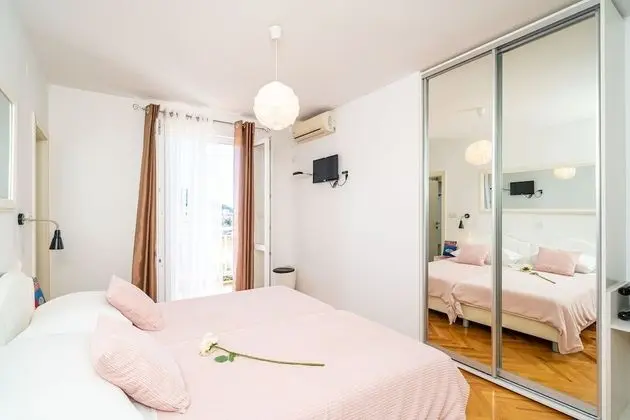 İki Ayrı Yataklı Oda (Balcony & Shared Kitchen)