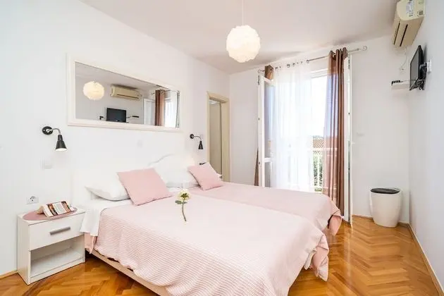 İki Ayrı Yataklı Oda (Balcony & Shared Kitchen)