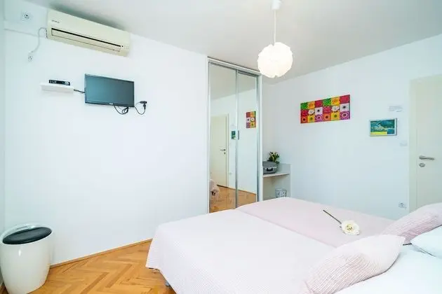İki Ayrı Yataklı Oda (Balcony & Shared Kitchen)