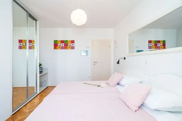 İki Ayrı Yataklı Oda (Balcony & Shared Kitchen)