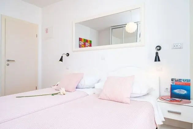 İki Ayrı Yataklı Oda (Balcony & Shared Kitchen)