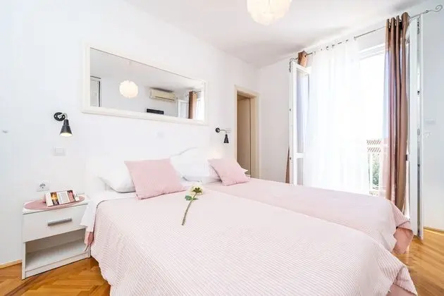 İki Ayrı Yataklı Oda (Balcony & Shared Kitchen)