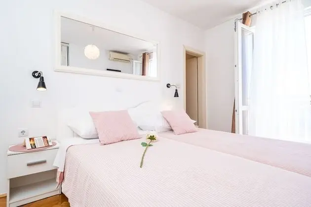 İki Ayrı Yataklı Oda (Balcony & Shared Kitchen)