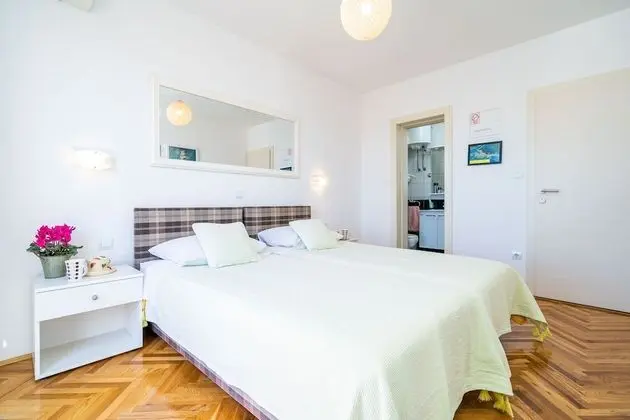 İki Ayrı Yataklı Oda (Balcony & Shared Kitchen)