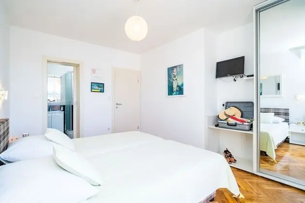 İki Ayrı Yataklı Oda (Balcony & Shared Kitchen)