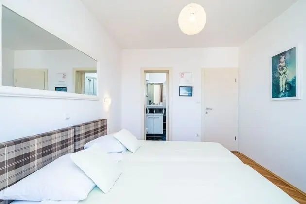 İki Ayrı Yataklı Oda (Balcony & Shared Kitchen)