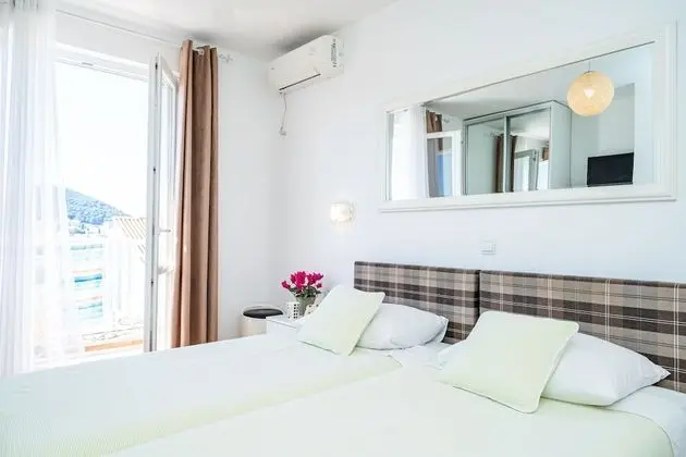 İki Ayrı Yataklı Oda (Balcony & Shared Kitchen)