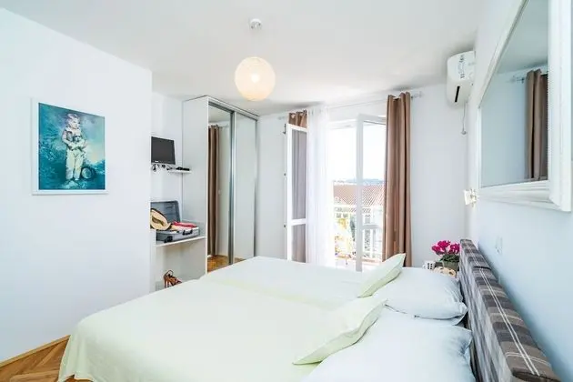 İki Ayrı Yataklı Oda (Balcony & Shared Kitchen)