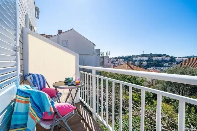 İki Ayrı Yataklı Oda (Balcony & Shared Kitchen)