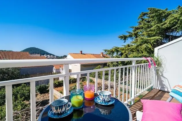 İki Ayrı Yataklı Oda (Balcony & Shared Kitchen)