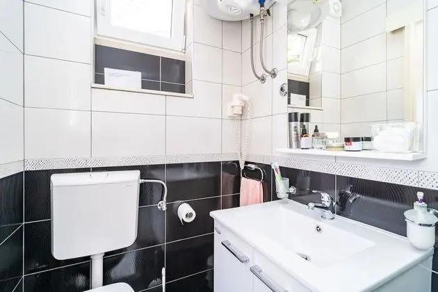 İki Ayrı Yataklı Oda (Balcony & Shared Kitchen)