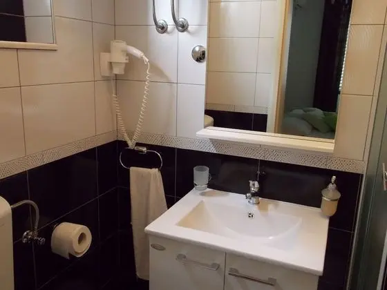 İki Ayrı Yataklı Oda (Balcony & Shared Kitchen)