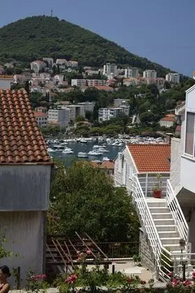 İki Ayrı Yataklı Oda (Balcony & Shared Kitchen)