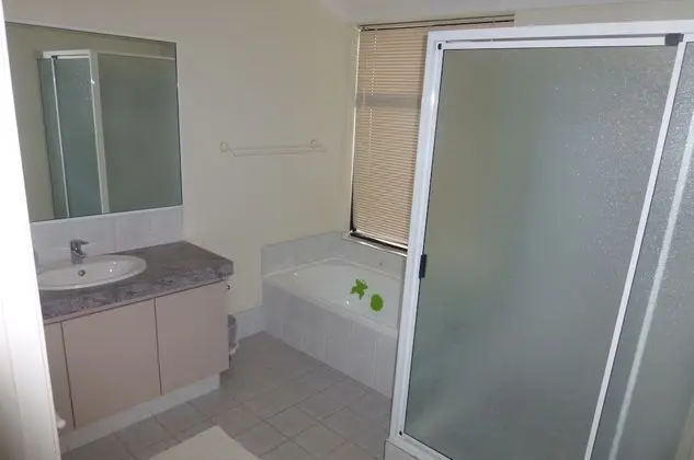 Standard Oda, Sigara İçilmez, Ortak Banyo (Eric Room 3 - Queen)
