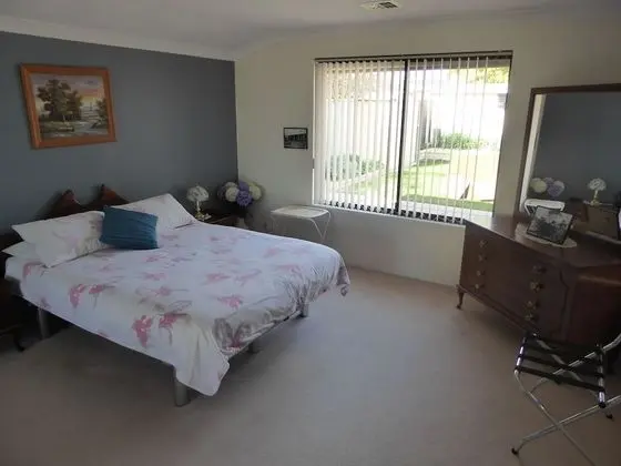 Standard Oda, Sigara İçilmez, Ortak Banyo (Renee Room 1 - Queen)