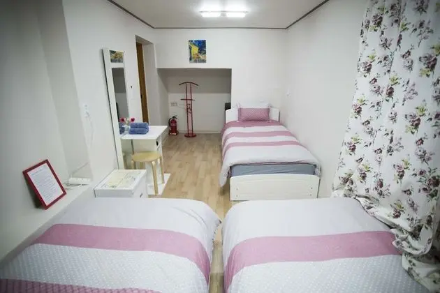 Basic Üç Kişilik Oda, Ortak Banyo, Zemin Kat