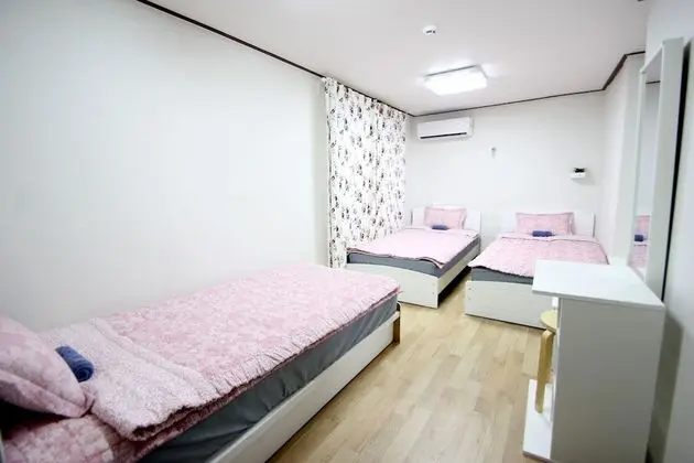 Basic Üç Kişilik Oda, Ortak Banyo, Zemin Kat