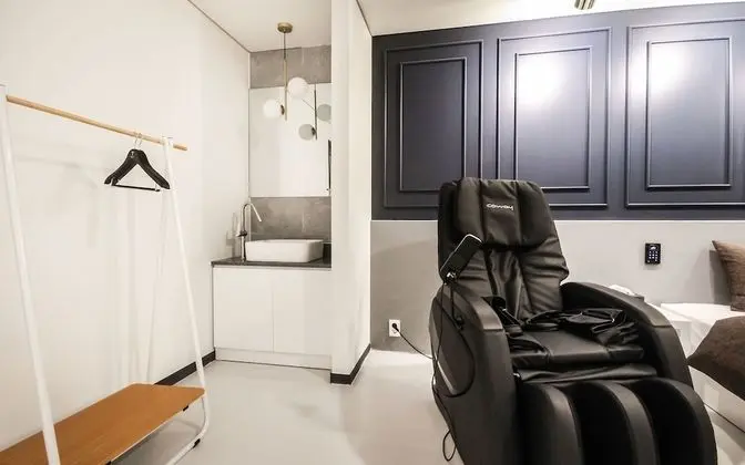 Oda (Premium (massage chair Netflix availa)