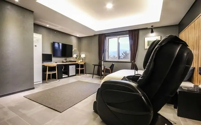 Oda (Premium (massage chair Netflix availa)