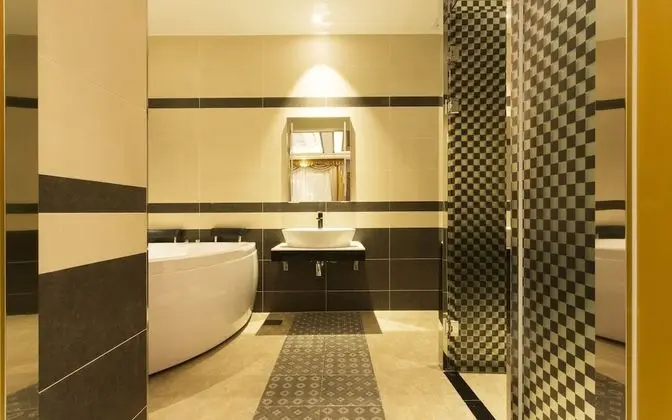Oda (Suite (magic chair styler Netflix ava)