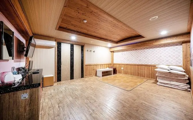 Oda (Ondol (private room Netflix available)