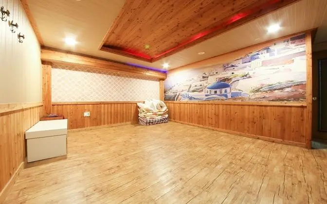 Oda (Ondol (private room Netflix available)