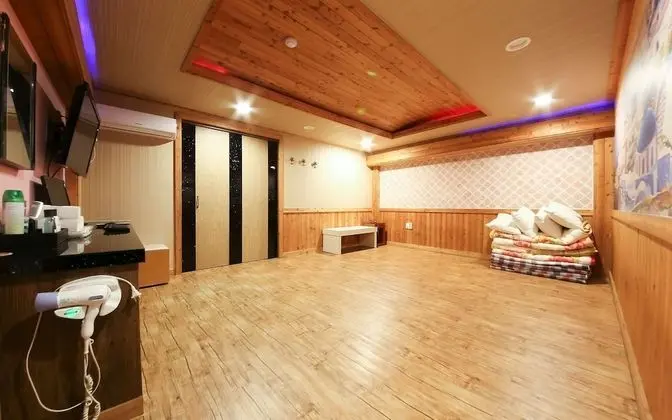 Oda (Ondol (private room Netflix available)