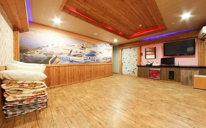 Oda (Ondol (private room Netflix available)