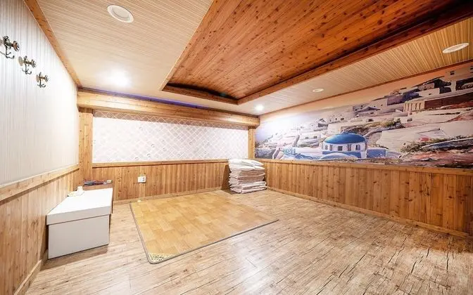 Oda (Ondol (private room Netflix available)