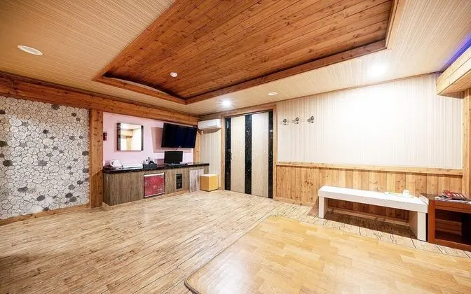 Oda (Ondol (private room Netflix available)