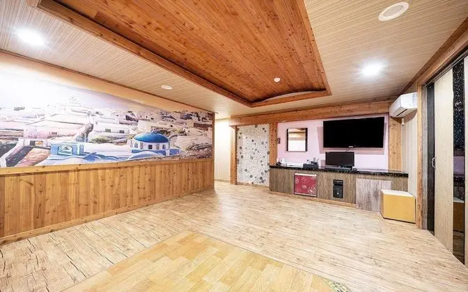 Oda (Ondol (private room Netflix available)