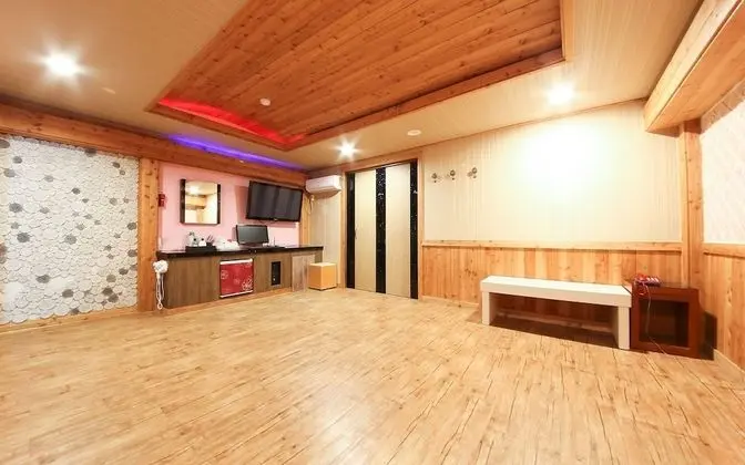 Oda (Ondol (private room Netflix available)