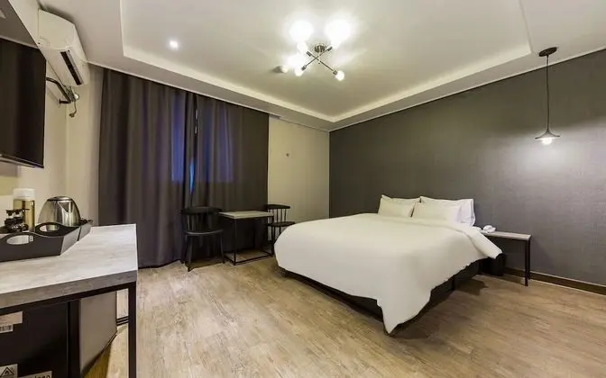 Oda (Deluxe (random bathtub Netflix hotel )