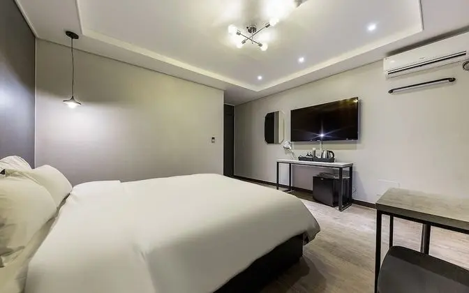 Oda (Deluxe (random bathtub Netflix hotel )