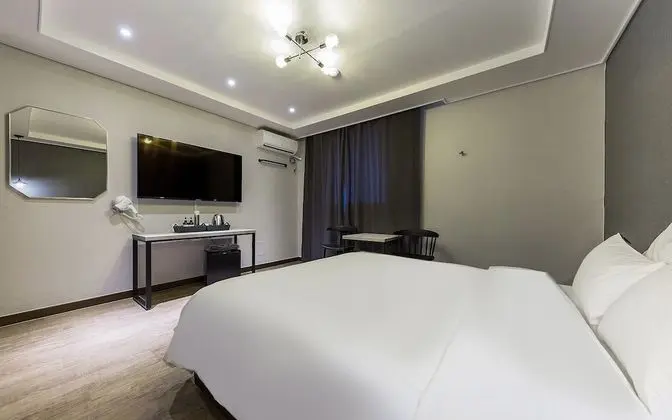 Oda (Deluxe (random bathtub Netflix hotel )