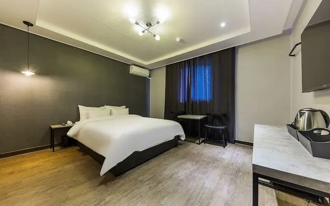 Oda (Deluxe (random bathtub Netflix hotel )