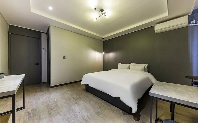 Oda (Deluxe (random bathtub Netflix hotel )