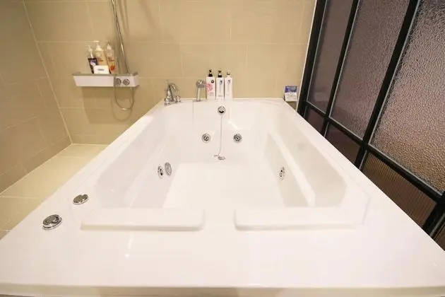 Oda (Premium (2 person whirlpool bathtub))