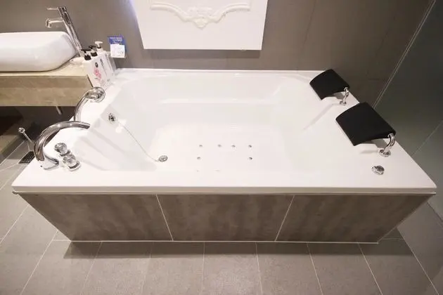 Oda (Premium (2 person whirlpool bathtub))
